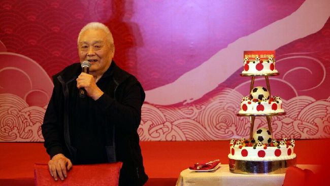 田朴珺穿露背长裙亮相 人妻叶一茜、刘涛比美艳 2013-12-09 12月9日在北京，明星2013女性传媒大奖隆重举办。
