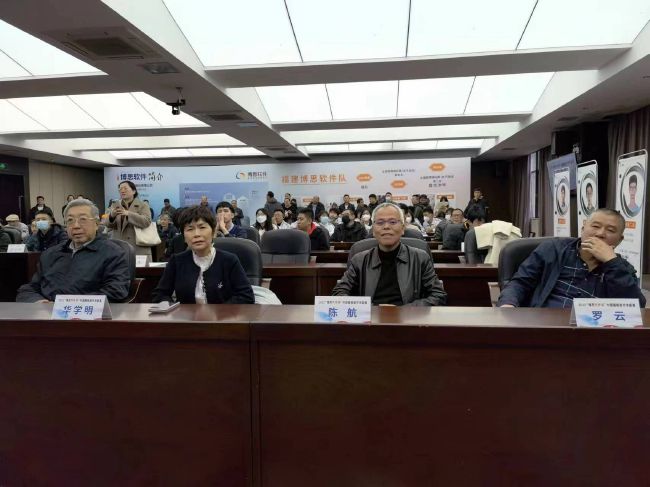对方马上反应说：“我收拾一下，太乱了”，徐洁勤说：“您千万别收拾，这个就是我们要真实呈现的。