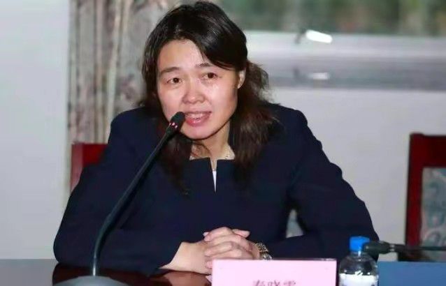 哈莉·贝瑞衣着宽松休闲，怀有好几个月身孕的她肚子已经十分明显，也许是行动已经开始不便，她紧紧拽着一个高大的男保镖行走。